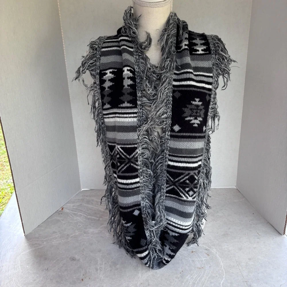Mudd Aztec Print‎ Infinity Scarf Black Gray White Fringe Cozy Loop Neckwear